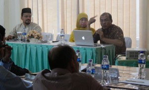 Teuku Ardiansyah dari Katahati Institute didampaingi Ketua KIP Aceh, Munawarsyah dan moderator, memberikan materi terkait menghadapi pemilih, dalam acara bimbngan teknis untuk Relawan Demokrasi KIP Banda Aceh, Jumat 7 Maret 2014