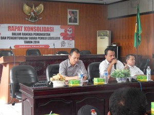 Ketua KIP Kota Banda Aceh memberikan pengarahan kepada peserta rapat koordinasi yang terdiri dari Ketua, Seketaris, dan anggota Panitia Pemilihan Kecamatan (PPK) se Kota Banda Aceh, di Aula Wali Pemerintah Kota Banda Aceh, Sabtu 8 Maret 2014 