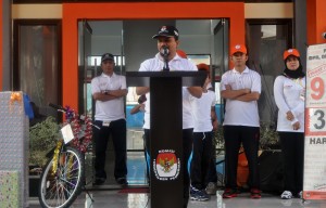 Ketua KIP Banda Aceh, Munawar Syah memberikan sambutan pada acara Jalan Sehat Menuju Pemilu di halaman Gedung KIP Kota Banda Aceh, Minggu 9 Maret 2014