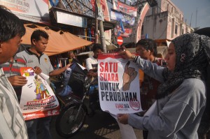 BANDA ACEH -- Relawan Demokrasi Sekmen Marginal Komisi Independen Pemilihan (KIP) Banda Aceh, sosialisasi Pemilu 2014 kepada tukang becak di depan Pasar Aceh, Banda Aceh, Kamis (20/3). Pengenalan pemilu kepada tukang becak tersebut bertujuan agar para tukang becak dapat mengikuti Pemilu mendatang dengan benar. (zulkarnaini)