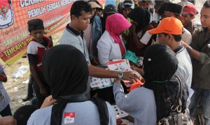 Relawan Demokrasi KIP Banda Aceh membagikan alat peraga tata cara pencoblosan kepada pemulung di TPA Gampong Jawa Banda Aceh, Sabtu, 22 Maret 2014. 