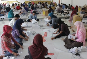 Petugas KIP Banda Aceh Selasa 18/03/2014 melipat kertas suara pileg 2014, kegiatan pelipatan surat suara ini di pusatkan di Gedung IT Center Kota Banda Aceh.