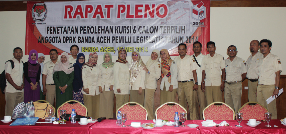 Pegawai KIP Kota Banda Aceh, berpose bersama usai melaksanakan Rapat Pleno penetapan calon anggota DPRK KOta Banda Aceh terpilih. Di Hotel Mekah, Senin 12 Mei 2014.