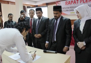 Saksi Partai Politik menandatangini berita acara rapat pleno penetapan calon terpilih DPRK Kota Banda Aceh. Senin 12 Mei 2014