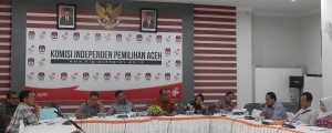 Munawar Syah, MA, Ketua KIP Banda Aceh sedang memberikan penjelasan tentang Matrik perbandingan Undang-Undang yang tersedia dalam Pilkada 2017 di Aceh pada Acara Audiensi KIP Banda Aceh dengan KIP Aceh (Ruang Media Center KIP Aceh, 22 April 2015)