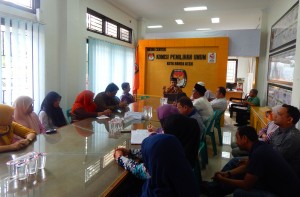 Dr Fauzi Saleh sedang menyampaikan Tausiyah Bulanan KIP Banda Aceh tentang Etika Pelayanan Publik (Ruang Rapat Media Center KIP Kota Banda Aceh-22 Mei 2015)