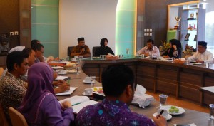 Ketua KIP Banda Aceh Munawarsyah sedang menjelaskan beberapa hal terkait dengan Pilkada 2017 kepada Walikota Banda Aceh pada Acara Audiensi KIP dengan Walikota Banda Aceh (Ruang Rapat Walikota Banda Aceh 22 Mei 2015)