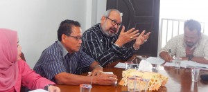 Anggota DPD RI asal Aceh Ghazali Abbas Adan sedang memberikan beberapa penjelasan terkait anggaran Pilkada di depan para Komisioner KIP Banda Aceh (Ruang Rapat KIP Banda Aceh, 03/11/2015)