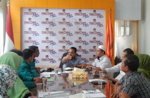 Ketua KIP Banda Aceh Munawar Syah sedang menjelaskan beberapa hal terkait dengan Pemilihan Umum Kota Banda Aceh di depan para Anggota Komisi Pemilihan Raya (KPR) Unversitas Syiah Kuala (Ruang Media Center KIP Banda Aceh,01/12/2015)