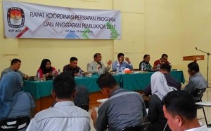 Ketua KIP Provinsi Aceh Ridwan Hadi sedang memberikan penjelasan terkait Persiapan Pilkada 2017 Provinsi Aceh pada Acara Rapat Koordinasi Program dan Anggaran Pilkada 2017 di Aula Asrama Haji Banda Aceh (19/01/2016)
