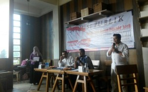 Ketua panitia, Mirza Fanzikri dalam sambutannya pada diskusi publik bertemakan Menuju Pilkada 2017 bersih, jujur dan santun di 3in1 coffee, Banda Aceh, Sabtu (26/3). (Kanal Aceh/Aidil Saputra)