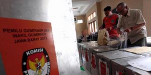 Ilustrasi: Petugas mengecek kelengkapan logistik untuk Pemilihan Gubernur Jawa Barat 2013 di Ruang Penyimpanan Logistik Panitia Pemungutan Suara (PPS) Kelurahan Tamansari di Kantor Kelurahan Tamansari, Kecamatan---TRIBUN JABAR/GANI KURNIAWAN