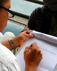 Salah seorang peserta ujian sedang mengisi lembar jawaban pada ujian tulis Calon PPK dan PPS di Stadion H. Dimurtala Banda Aceh (30/06/2016) 