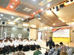 Ketua Komisi Independen Independen (KIP) Kota Banda Aceh, Munawar Syah sedang memberikan kata sambutan pada Pelantikan PPS Kota Banda Aceh di Aula Lantai IV Pemko Banda Aceh (21/07/2016)
