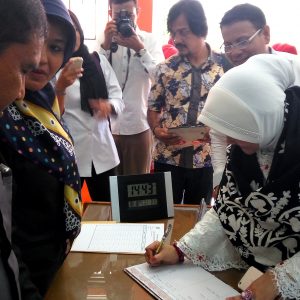 Bapaslon Perseorangan, Marniati dan Amiruddin Usman Daroy registrasi di KIP Banda Aceh untuk menyampaikan syarat dukungan (08/08/2016).