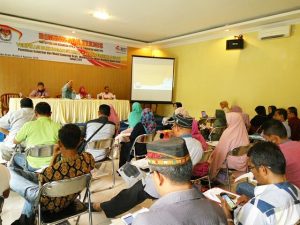 Komisioner KIP Banda Aceh, Indra Milwady menjelaskan materi Verifikasi Calon Perseorangan pada Bimtek PPK dan PPS. Hotel Lading Kota Banda Aceh (04/08/2016). 