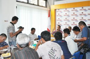 Komisioner KIP Kota Banda Aceh, Indra Milwady sedang menjelaskan hasil Penelitian syarat dukungan Bakal Pasangan Calon Perseorangan saat Konferensi Pers di Media Center KIP Kota Banda Aceh (11/08/2016) 