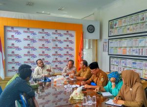 Munawar Syah, Ketua Komisi Independen Pemilihan memberikan penjelasan Sosialisasi Pilkada 2017 Kota Banda Aceh saat Pertemuan dengan Perwakilan Sekolah se- Kota Banda Aceh di Media Center KIP Kota Banda Aceh (05/09/2016)