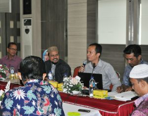 Divisi Teknis Penyelenggara Komisi Independen Pemilihan (KIP) Kota Banda Aceh menjelaskan formulir yang digunakan nantinya pada saat Pendaftaran Bakal Pasangan Calon Walikota dan Wakil Walikota dalam Pertemuan Tatap Muka dan Sosialisasi Peraturan Komisi Pemilihan Umum (PKPU) No 6 tentang Penyelenggaraan Pemilihan Daerah Khusus di Gedung Balai Wali Kota Banda Aceh (09/09/2016)