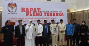 Rapat Pleno Terbuka Pengundian Nomor Urut Pasangan Calon Walikota Dan Wakil Walikota Banda Aceh Tahun 2017 di Hotel Grand Nanggroe Banda Aceh (25/10/2016)