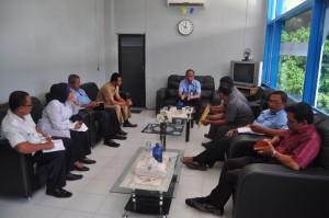 KIP Banda Aceh melakukan diskusi dengan Kepala Radio Republik Indonesia (RRI) Banda Aceh dalam rangka Kunjungan Media Visit (Ruang Kepala RRI Banda Aceh, 28 April 2015)