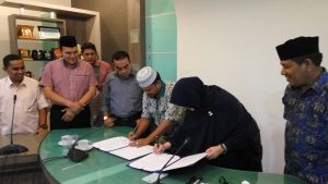 Iliza Sa'adjuddin Djamal Walikota Banda Aceh sedang menandatangani Naskah Perjanjian Hibah Daerah (NPHD) Pilkada 2017 dengan Munawar Syah Ketua KIP Kota Banda Aceh.