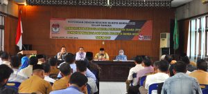 Ketua Divisi Teknis Penyelenggara Indra Milwady (kesatu dari kiri) sedang memberikan penjelasan tambahan terkait perekrutan calon Anggota Panitia Pemungutas Suara (PPS), dan sebagai pemateri dihadiri juga oleh M. Dahlan (Ketua Divisi Sosialisasi/kedua dari kiri), Munawar Syah (Ketua KIP Banda Aceh/ketiga dari kiri dan Ranisah (Ketua Divisi Program dan Anggaran/Ketua Pokja Pemebntukan Badan Penyelenggara Ad Hoc/keempat dari kiri) pada Acara Pertemuan Keuchik se-Kota Banda Aceh dalam rangka pembentukan Anggota PPS pada Pemilihan Walikota dan Wakil Walikota Banda Aceh Tahun 2017 di Aula C Pemko Banda Aceh (20/06/2016)