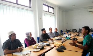 Salah satu peserta Calon anggota PPK sedang menjawab pertanyaan dari para Komisioner KIP Kota Banda Aceh dalam Seleksi Wawancara Calon anggota PPK Kota Banda Aceh dalam rangka Pilkada 2017 (Aula KIP Kota Banda Aceh, 12/08/2016).