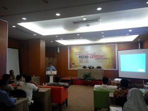 Ketua Komisi Independen Pemilihan (KIP) Kota Banda Aceh, Munawar Syah sedang memberikan arahan dan sambutan pada acara Workshop Kehumasan dan Jurnalistik Media Center di Hotel Grand Nanggroe Banda Aceh (03/12/2016) 